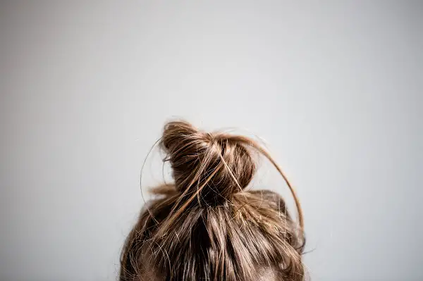 Cheveux poisseux après shampoing solide, pourquoi et que faire?