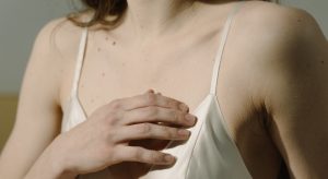 Comment éliminer l’acné sur la poitrine?
