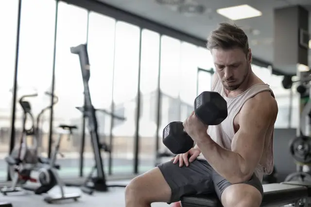 Vergetures aux biceps, pourquoi et que faire?